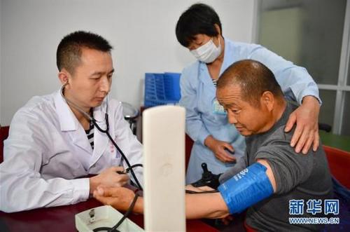 5月7日,在汉阴县蒲双敬老院养护中心,医生为老人测量血压.