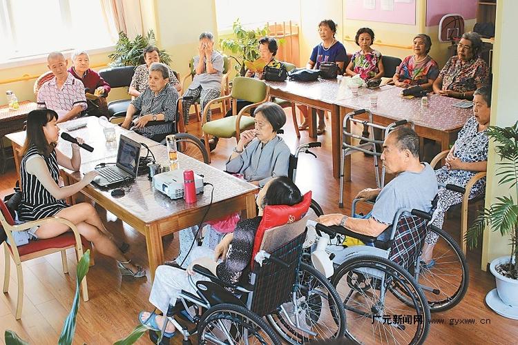 攀枝花市第五人民医院的医护人员为养护院的老人开展健康讲座.